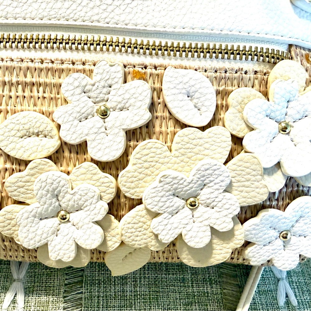 Liz Claiborne Woven Crossbody Bag - Picture 5 of 6